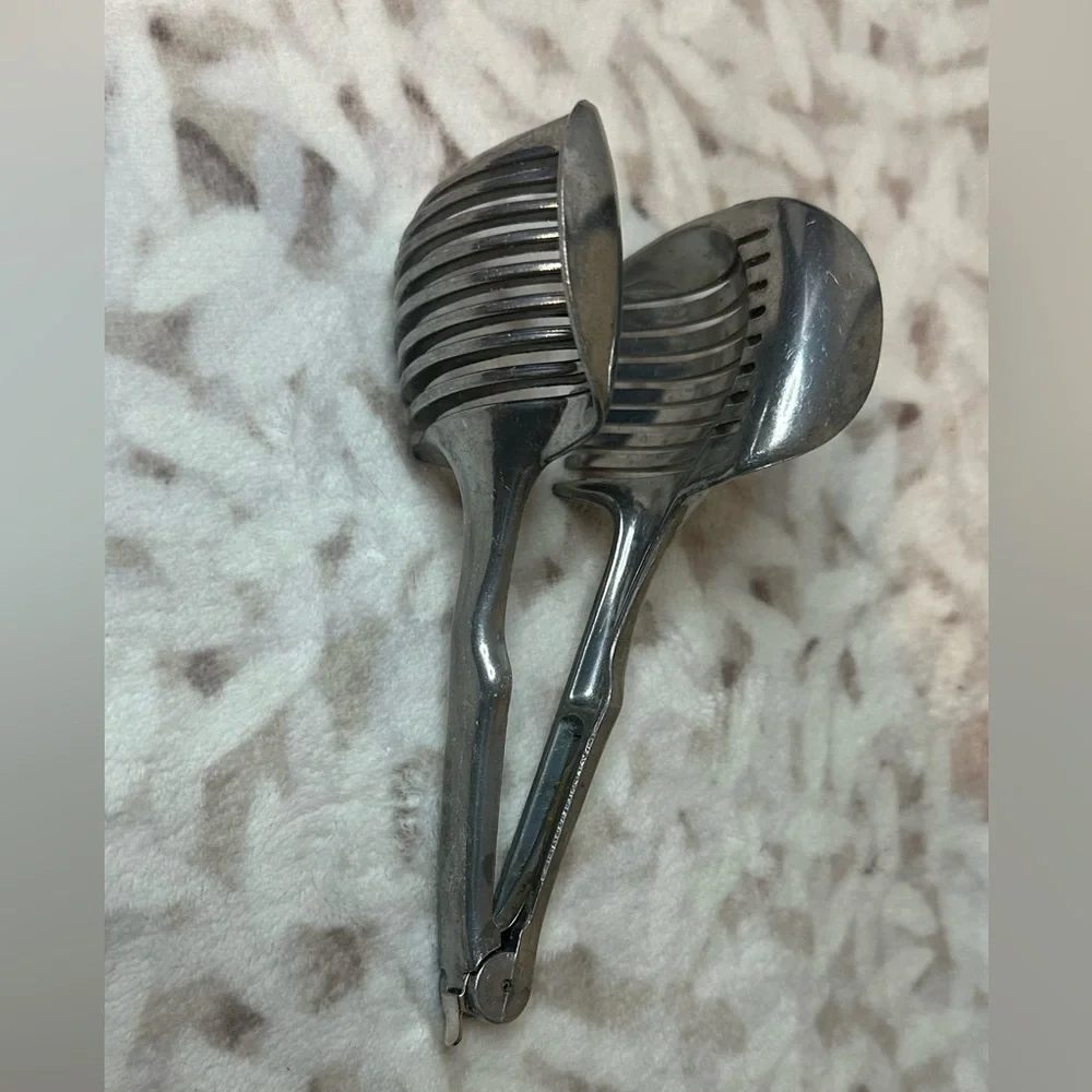 handheld tomato/onion/fruit slicer and holder